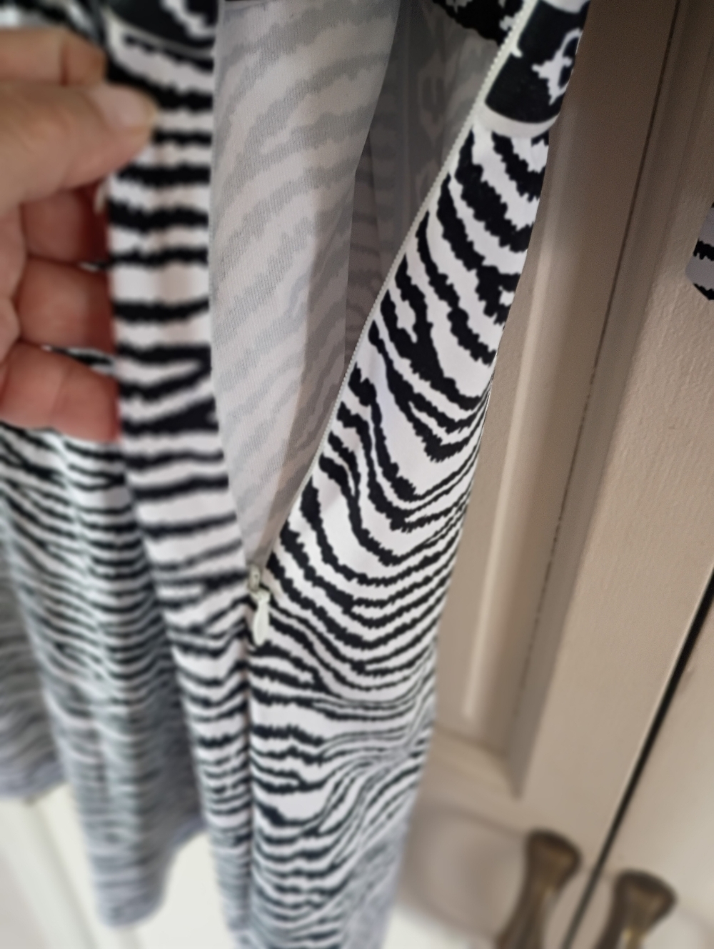 Black & White Patterned V-Neck Midi Dress.New No Tag.Pit To Pit 21" - Picture 6 of 6